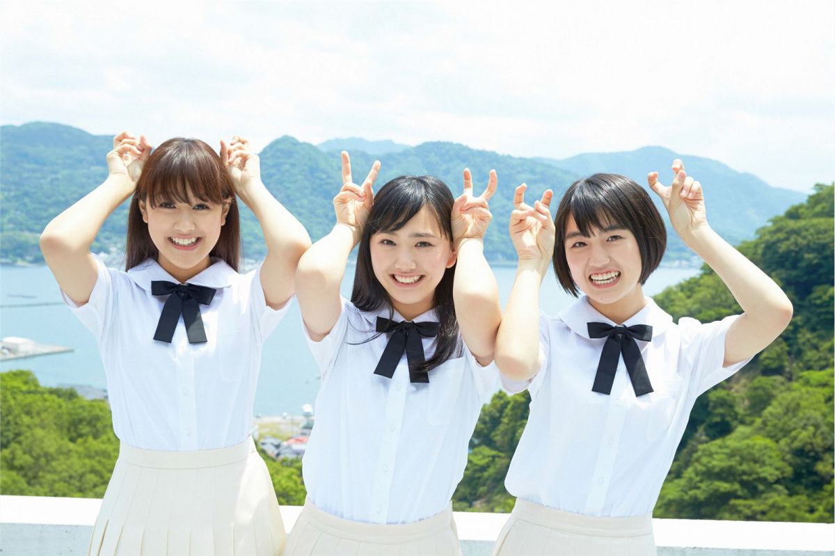 日本学生制服美女户外清纯图片