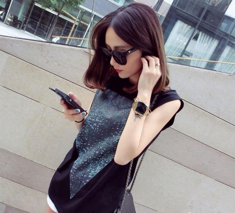 性感短发美女大秀迷人大长腿