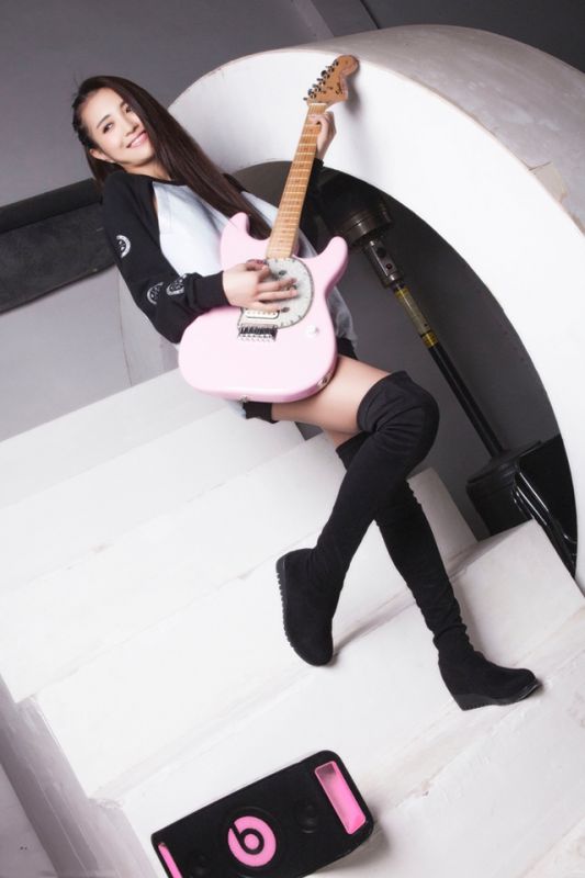 时尚美女包文婧个性写真展性感美腿