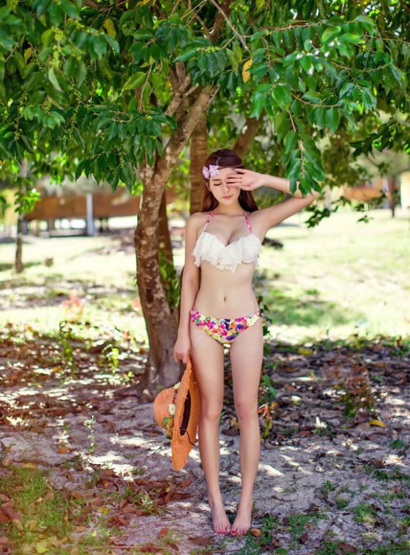 甜美女孩比基尼诱惑写真