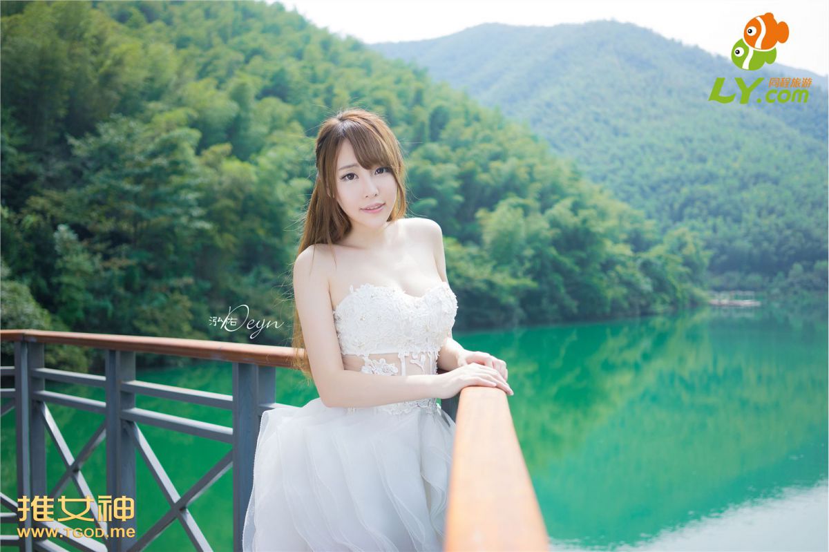 比基尼少女黄梦羡旅拍秀傲人双峰写真