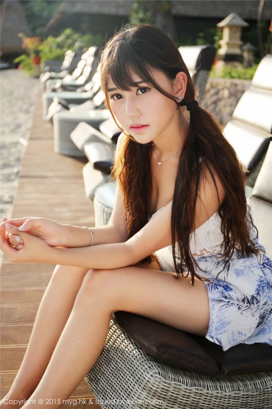 性感短裙美女Milk楚楚户外秀迷人乳沟