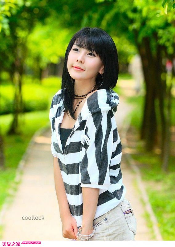 清新美女车模李智友迷人写真