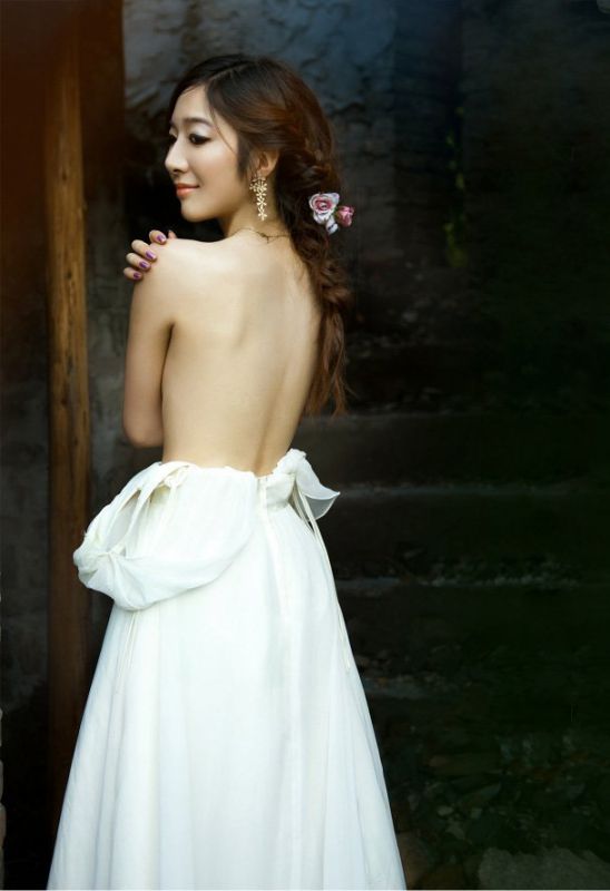 婚纱女神户外性感小私房