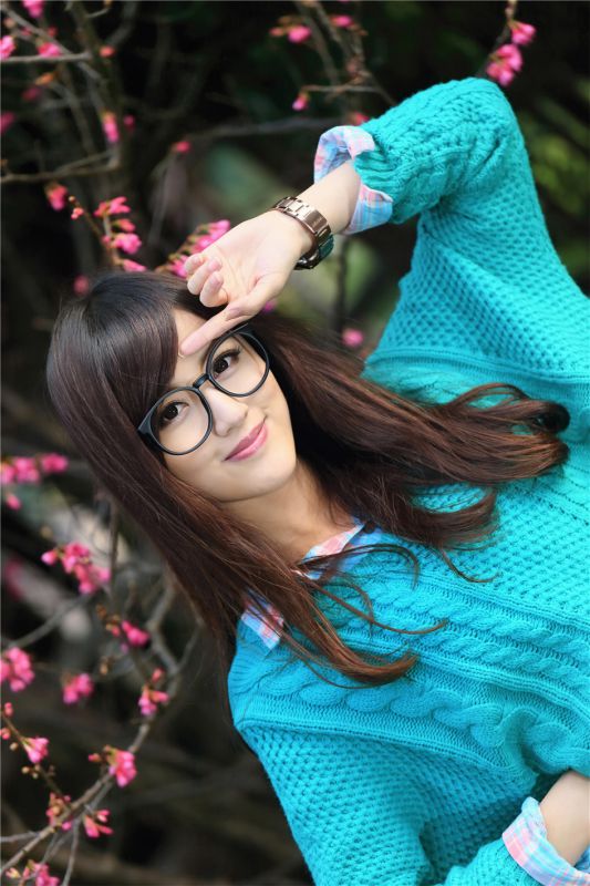 90后清纯美女初秋户外迷人写真