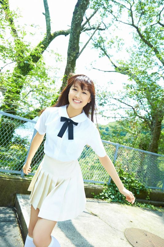 日本学生制服美女户外清纯图片