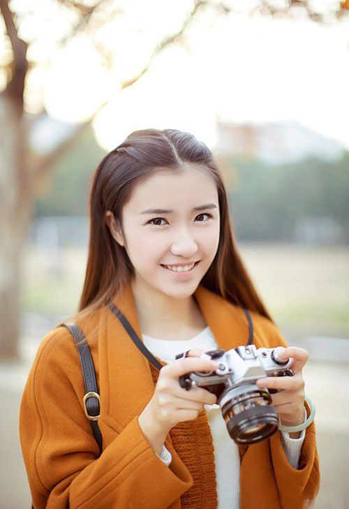 清纯少女户外迷人笑容写照