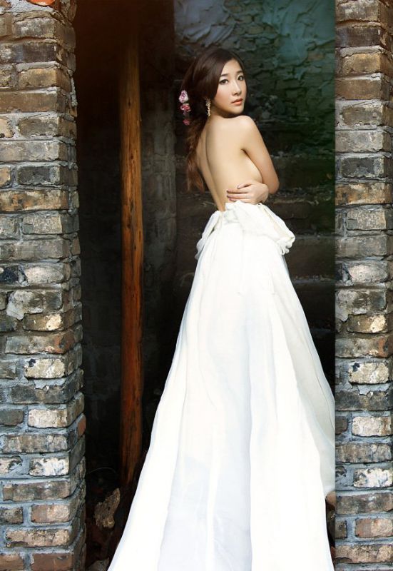 婚纱女神户外性感小私房