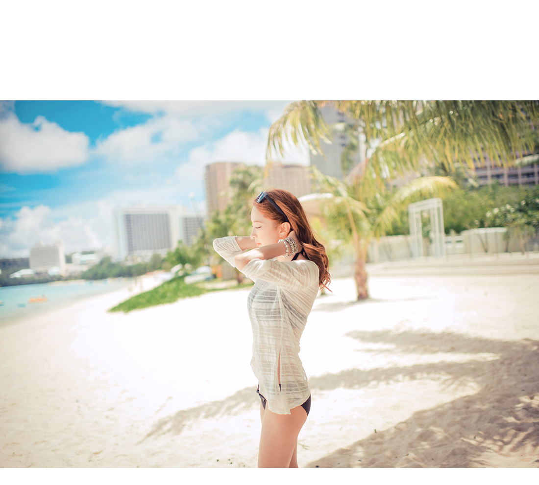 韩国泳装少女海边大秀迷人乳沟