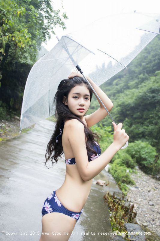 短裙美女果味包子户外性感写真集