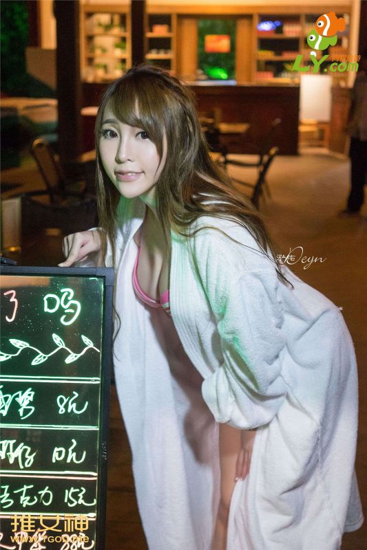比基尼少女黄梦羡旅拍秀傲人双峰写真