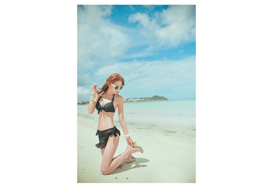 韩国泳装少女海边大秀迷人乳沟