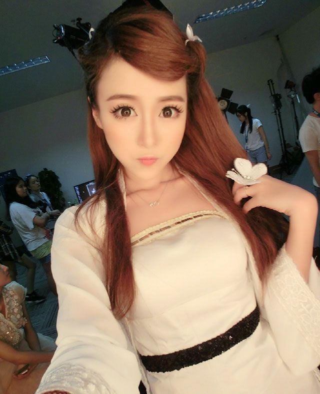 大胸美女王曼妮性感自拍大片