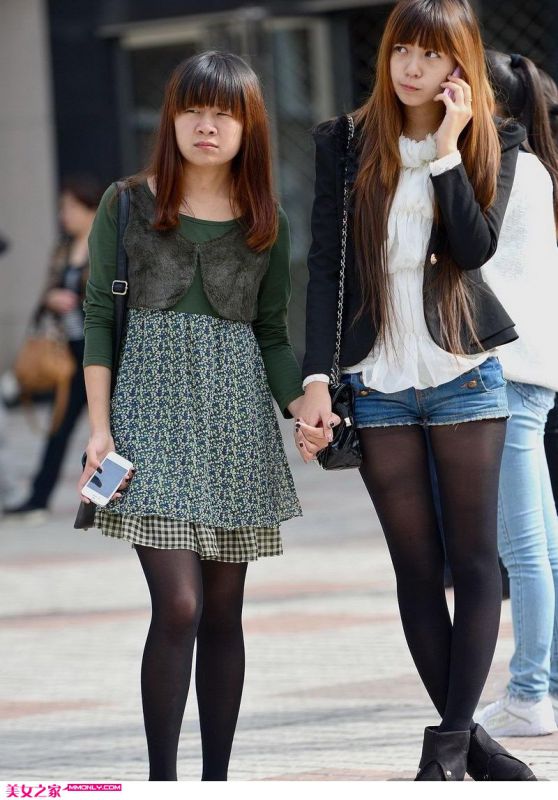 街拍妩媚的黑丝美女