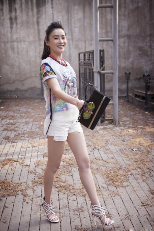 袁姗姗百变时尚造型户外高清写真