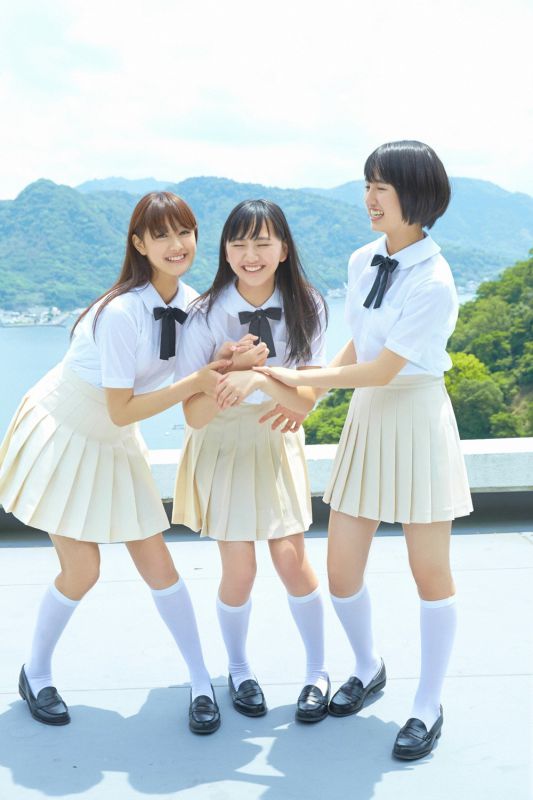 日本学生制服美女户外清纯图片