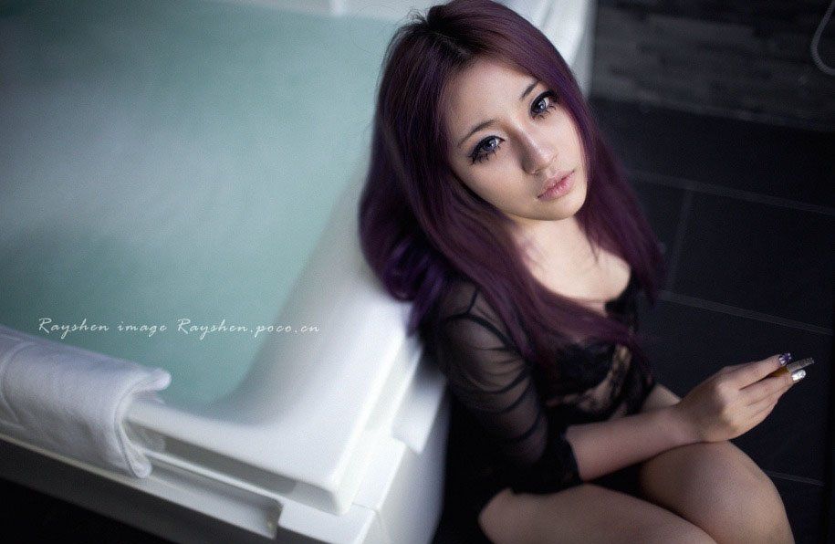 黑色内衣少女秀白嫩美胸