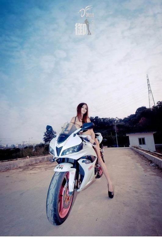 性感机车女孩演绎黑色比基尼诱惑