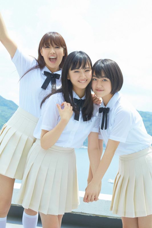 日本学生制服美女户外清纯图片