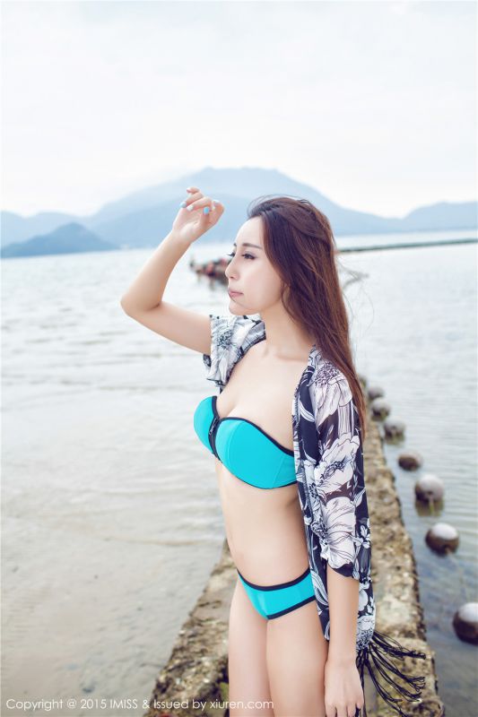 比基尼模特Mango户外大秀傲人美胸图片