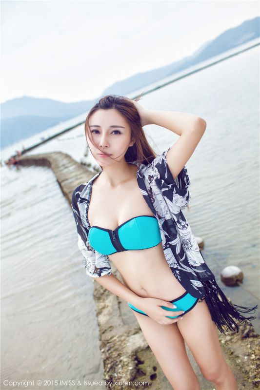 比基尼模特Mango户外大秀傲人美胸图片