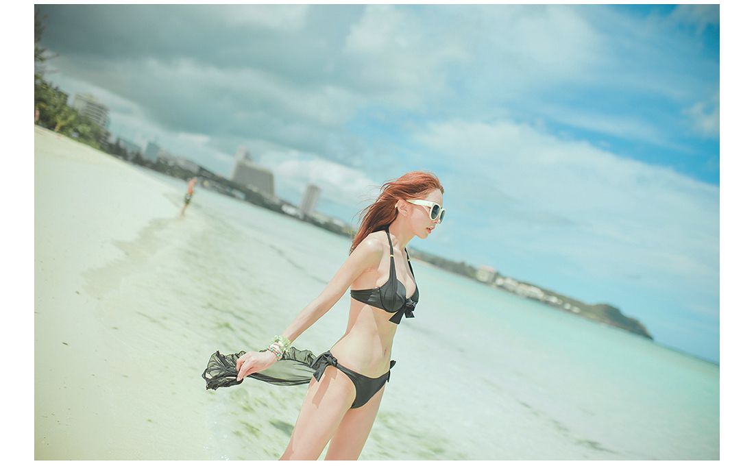 韩国泳装少女海边大秀迷人乳沟
