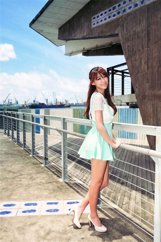 清纯美女小紫长腿迷人外拍写真