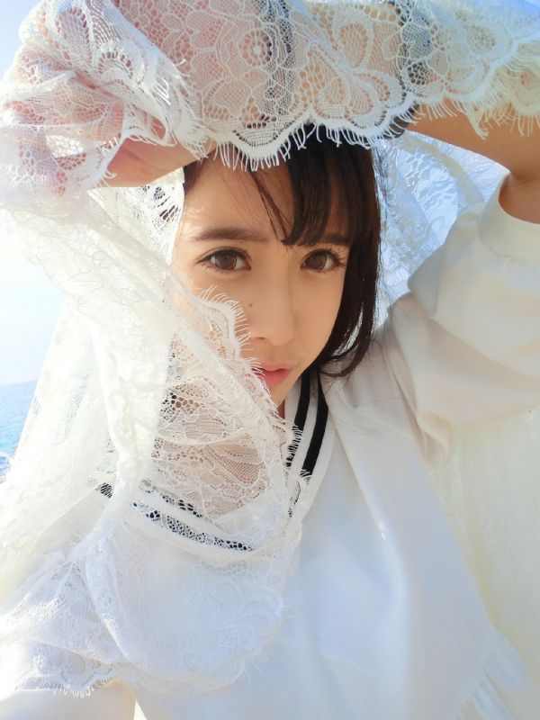 清纯女孩郝静清新户外写照