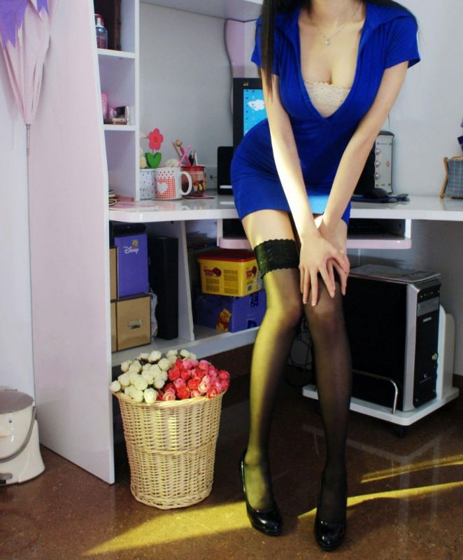 酥胸美女私房黑丝诱惑写真
