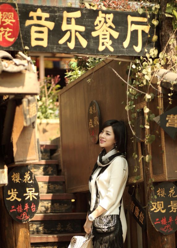 清纯美女余薇薇街头迷人写真照
