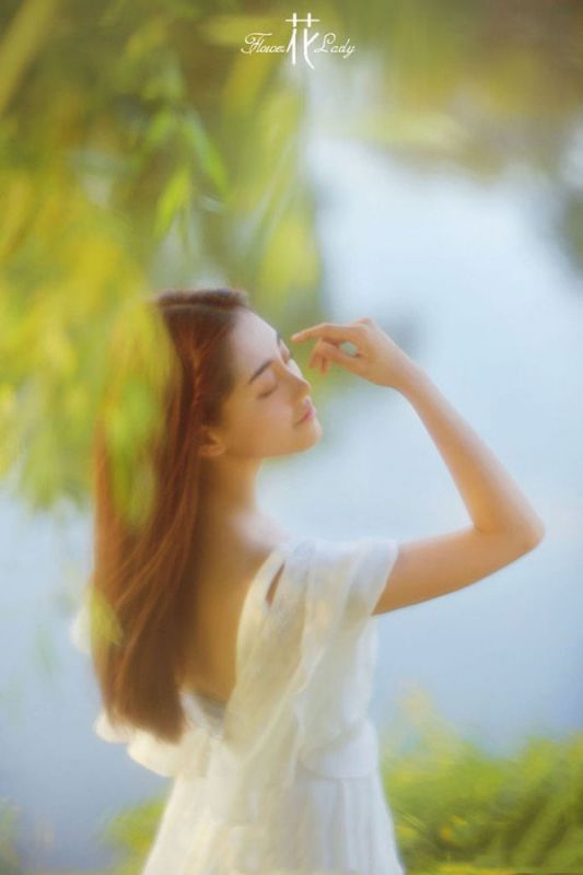 清纯美女白色长裙唯美户外写真