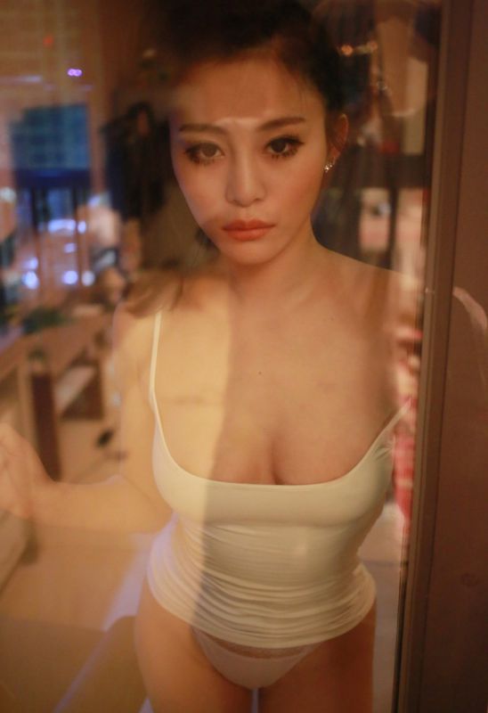 妖娆美女室内爆乳真空写照