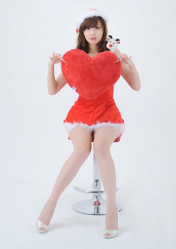 韩国女生郑世蕴可爱卖萌难掩迷人乳沟