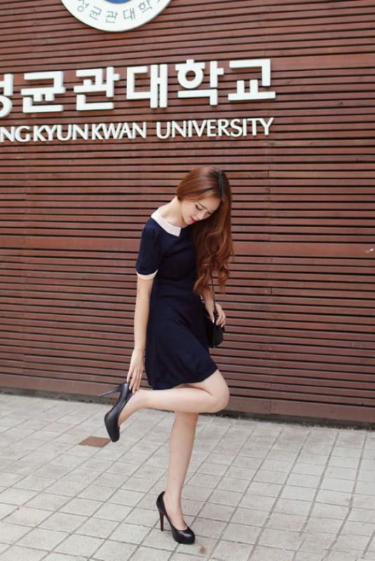 清纯女生黑色短裙迷人街拍