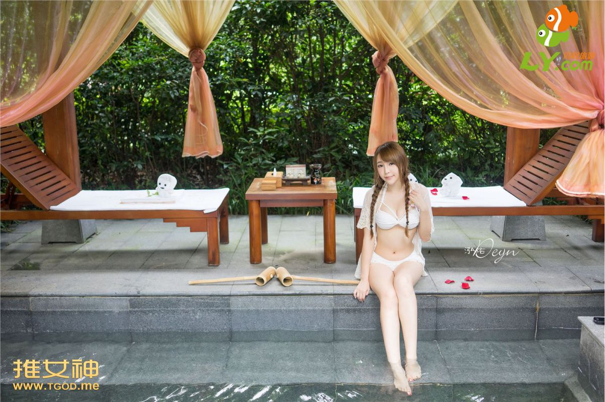 比基尼少女黄梦羡旅拍秀傲人双峰写真