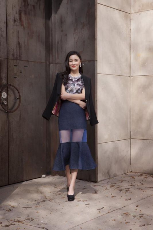 袁姗姗百变时尚造型户外高清写真