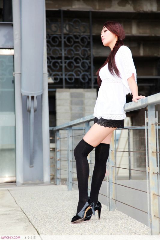 可爱短裙丝袜美女小清新户外写真