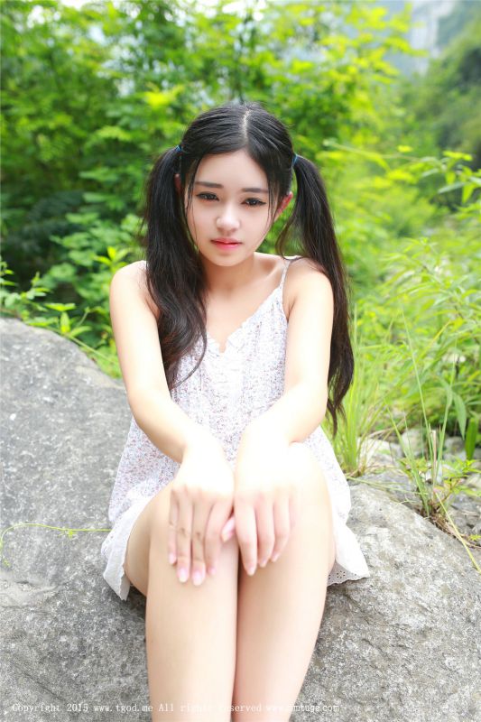 比基尼模特果味包子溪间大秀傲人曲线身材