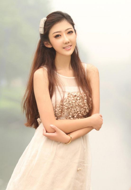 清纯长发美女户外高清写真