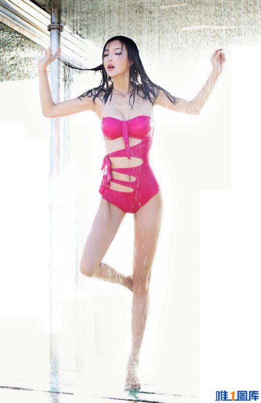 美女车模李颖芝比基尼湿身图集