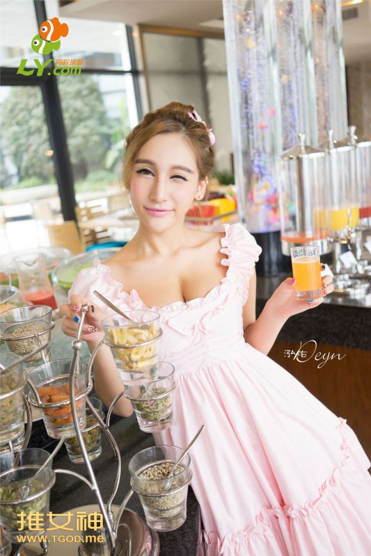 比基尼模特艾希ICE泳池大秀曼妙多姿身材