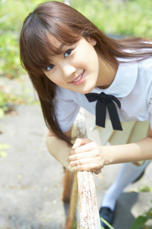 日本学生制服美女户外清纯图片
