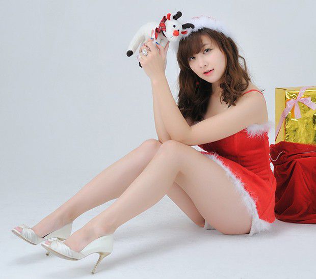 韩国女生郑世蕴可爱卖萌难掩迷人乳沟