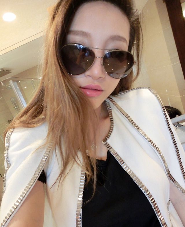 美女模特徐茜儿性感自拍照
