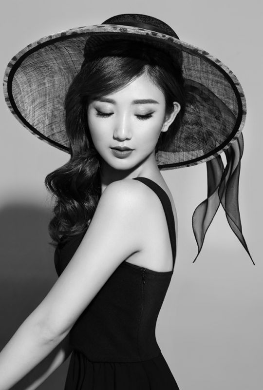 毛晓彤时尚写真大片展甜美笑容