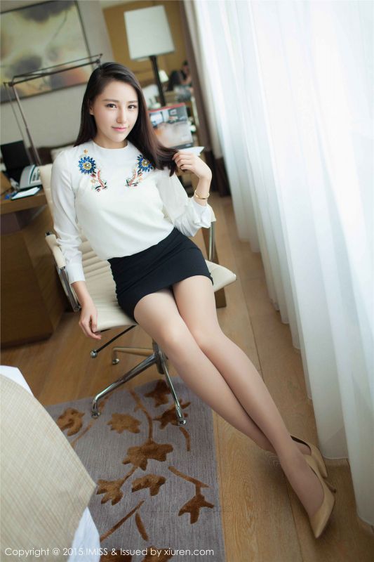 短裙美女刘奕宁Lynn私房性感大胸图片