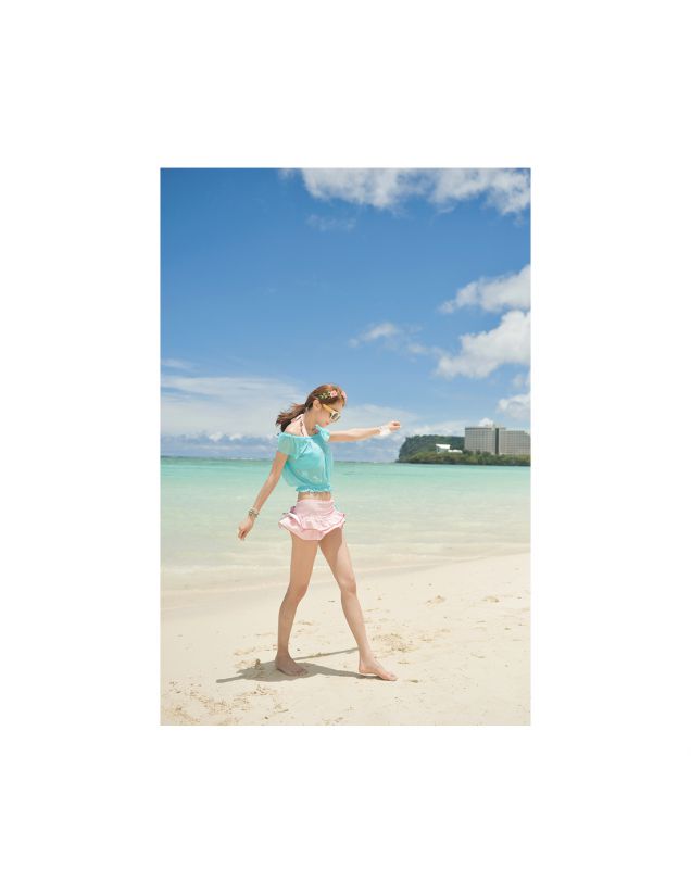 韩国泳装少女海边大秀迷人乳沟