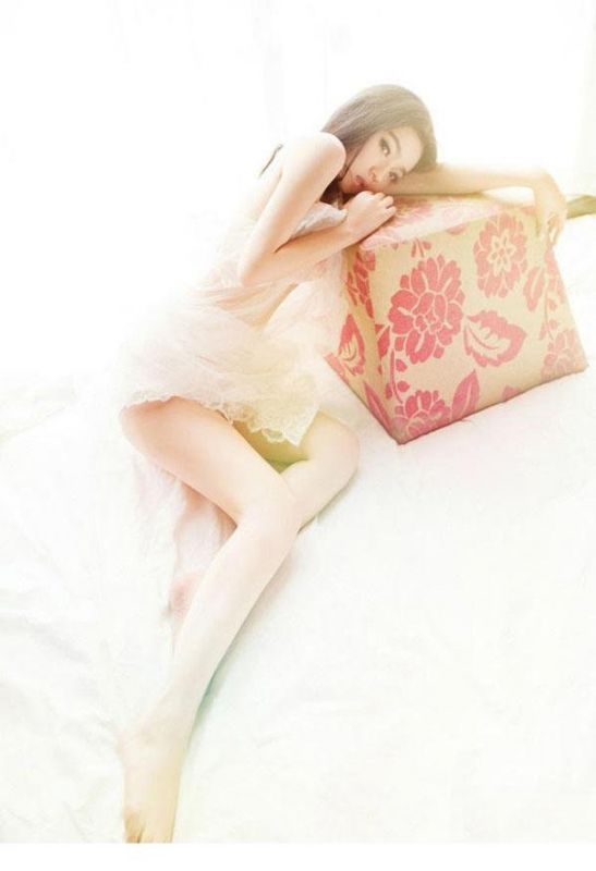 妖娆美女室内长腿诱惑写照