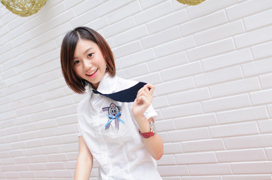 90后清纯美女演绎校服诱惑