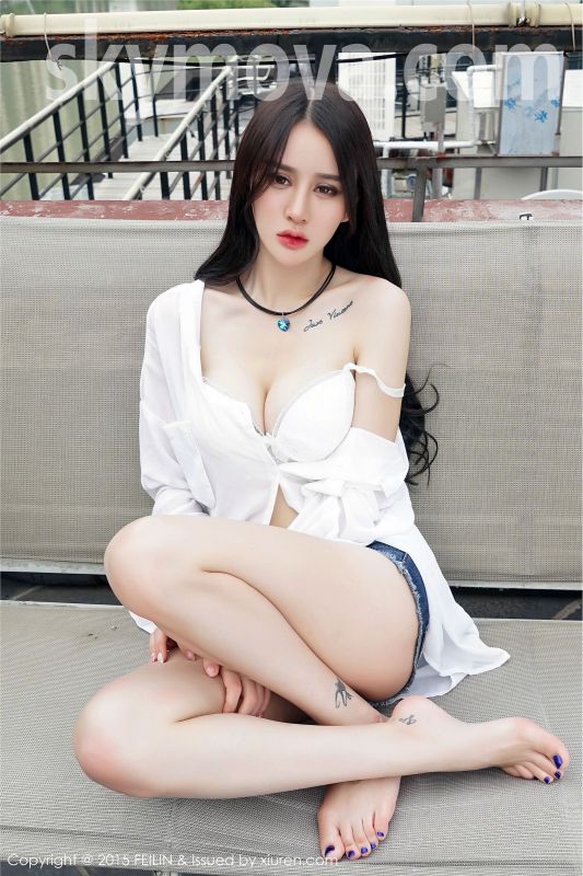 酥胸美女Cheryl青树户外豹纹诱惑写真